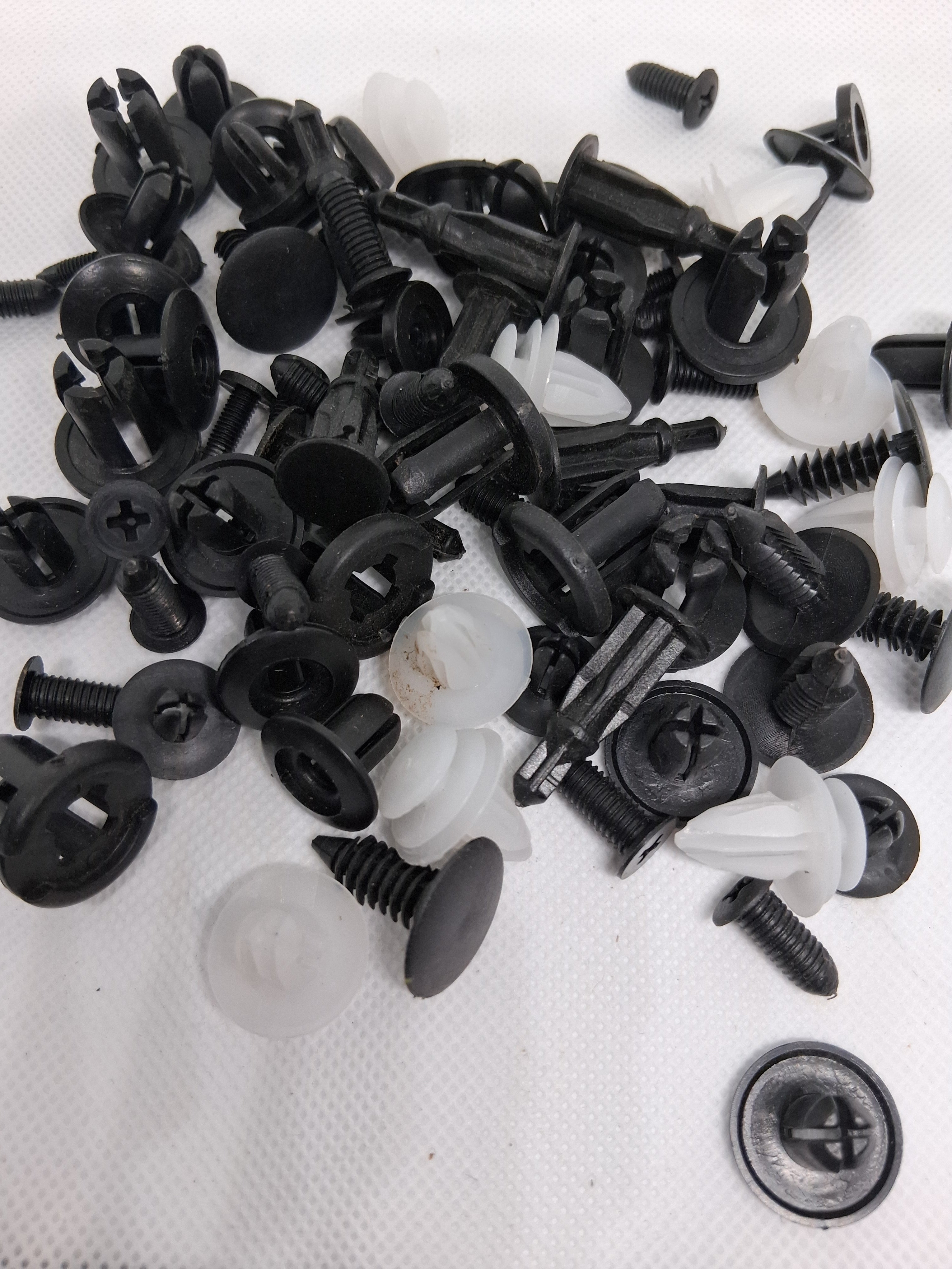 60-Piece Universal Plastic Fender & Trim Clip Assortment