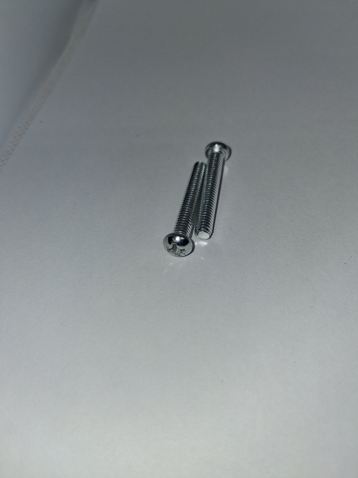 M4 × 25mm Phillips Pan Head Machine Screw – Zinc-Plated